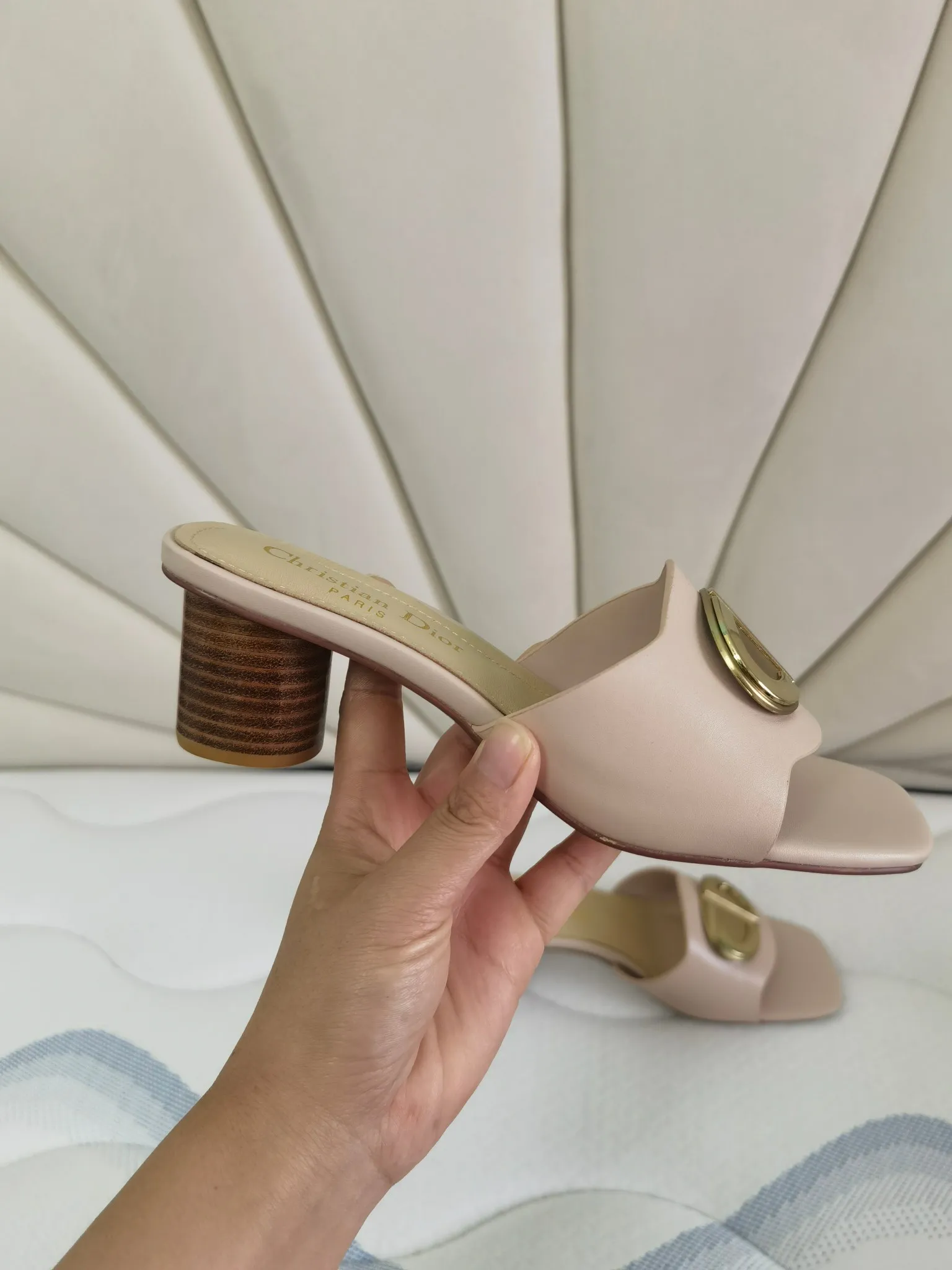 👟👟Ex-factory price 340👟👟 Genuine leather sole +40 Dior 2024 summer catwalk model shipped, heel height 6 cm, four colors available, black, white, apricot, blue, size 35-43